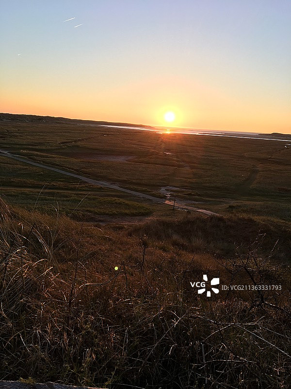 特塞尔日落，天空下的田野美景，荷兰特塞尔斯鲁夫特图片素材