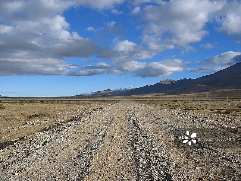天空衬托下的沙漠风景图片素材