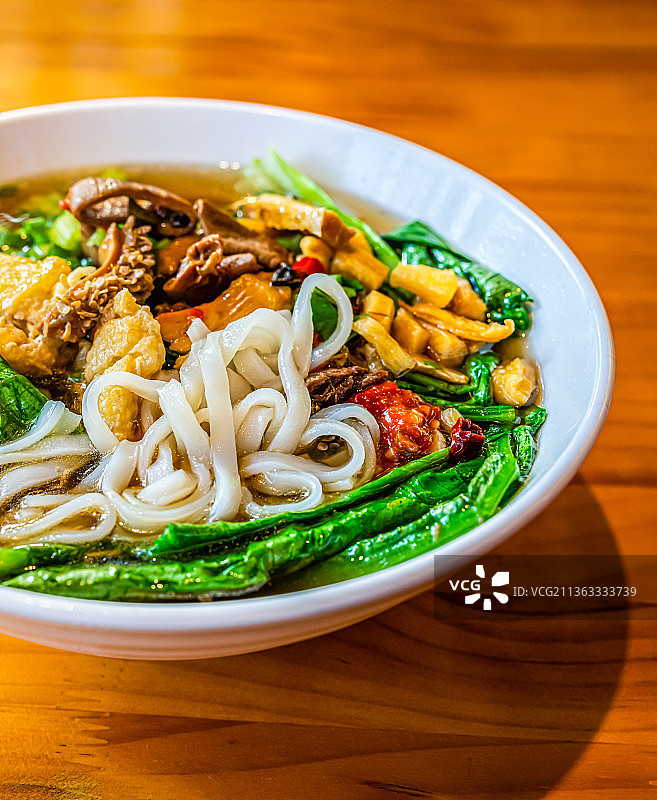 牛腩粉的种类与配菜.广式特色牛腩粉图片素材