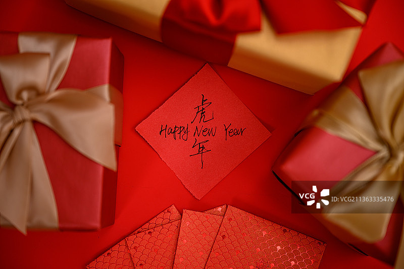 红色背景中国传统新年虎年主题静物图片素材