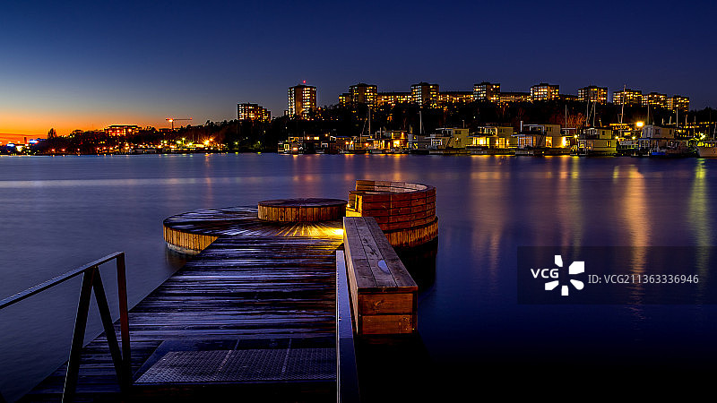 斯德哥尔摩夜间海边建筑的壮丽日落景色图片素材