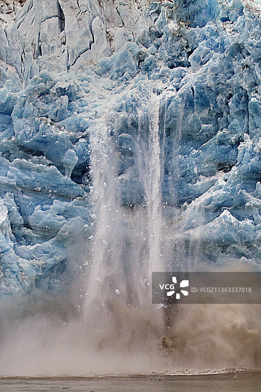 哈伯德冰川冰崩景象图片素材