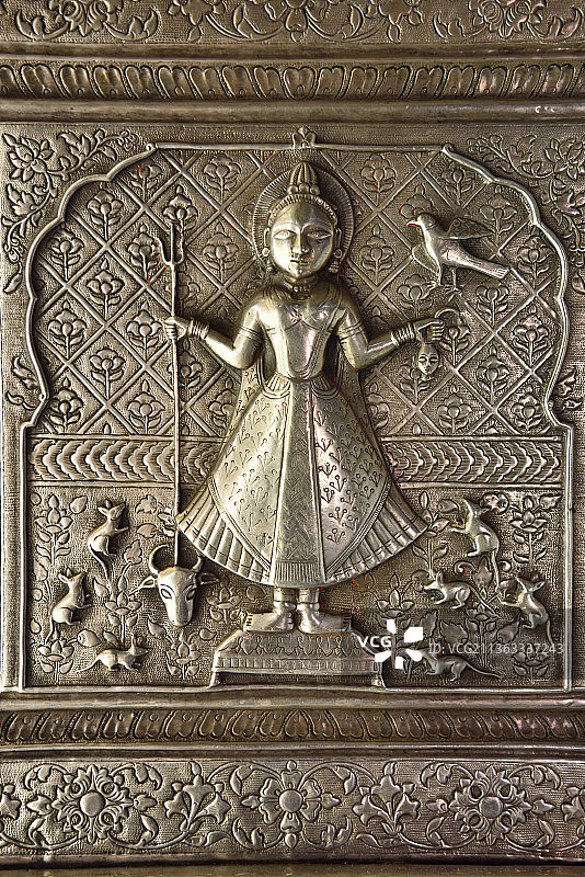 印度拉贾斯坦邦比卡内地区：代什诺克老鼠庙卡尔尼·玛塔神庙的银门图片素材