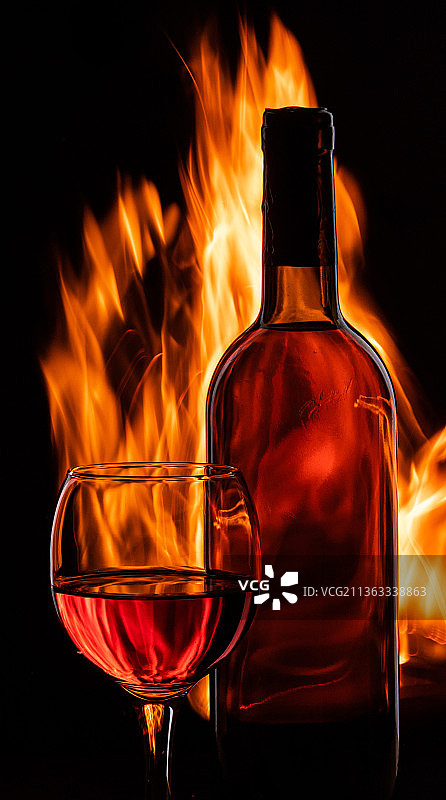 黑色背景下玻璃杯中的火焰特写图片素材