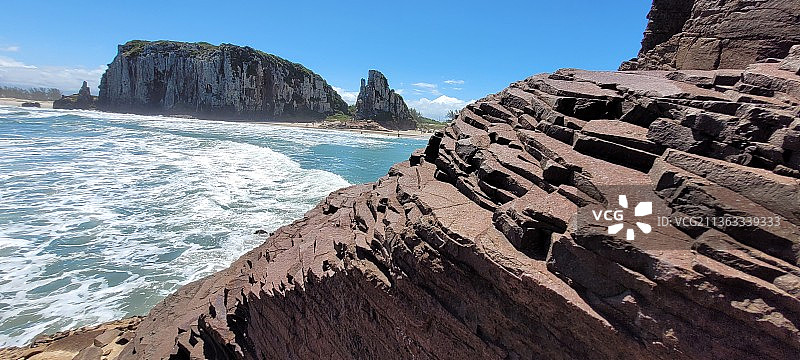 岩层，大海和岩石的全景，位于巴西南里奥格兰德州托雷斯图片素材