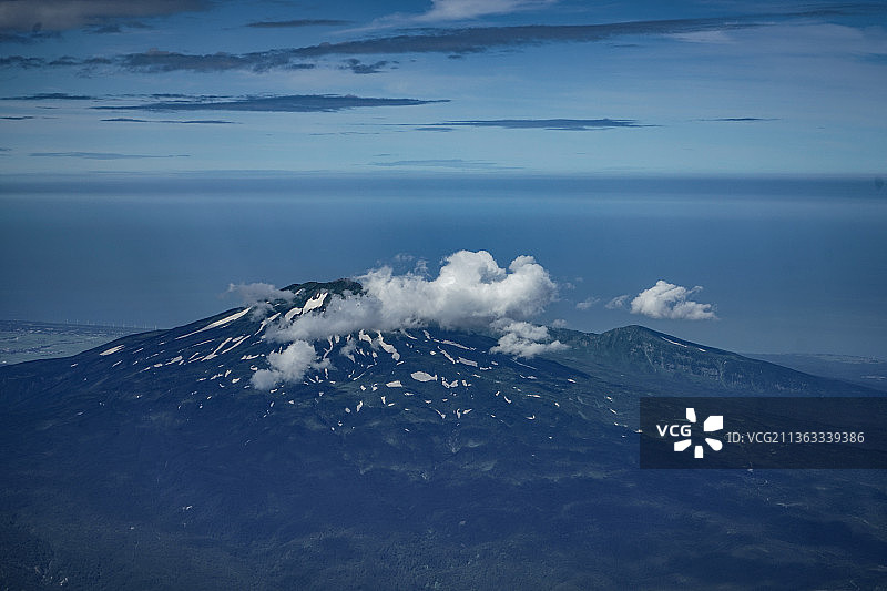 山形县游佐町鸟崎附近的空中海景图片素材