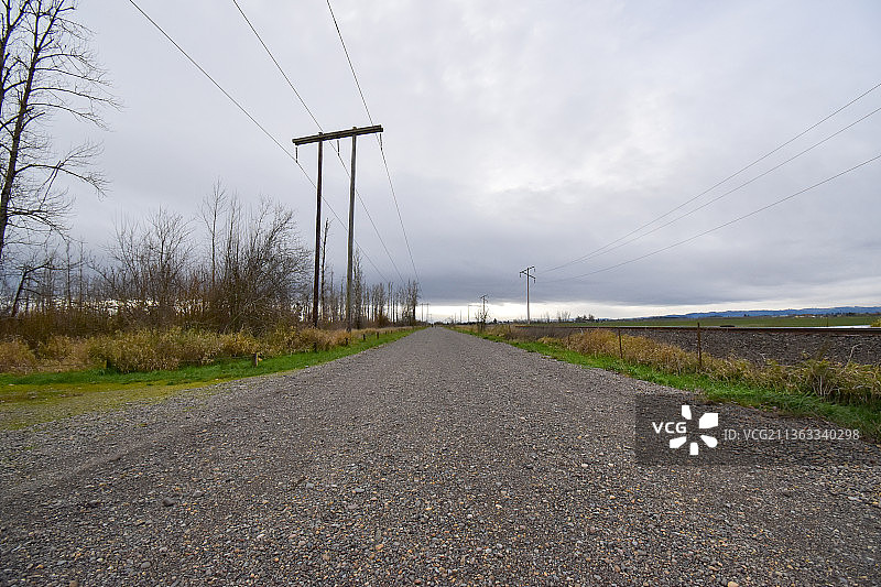 俄勒冈州有暴风云的砂石路图片素材