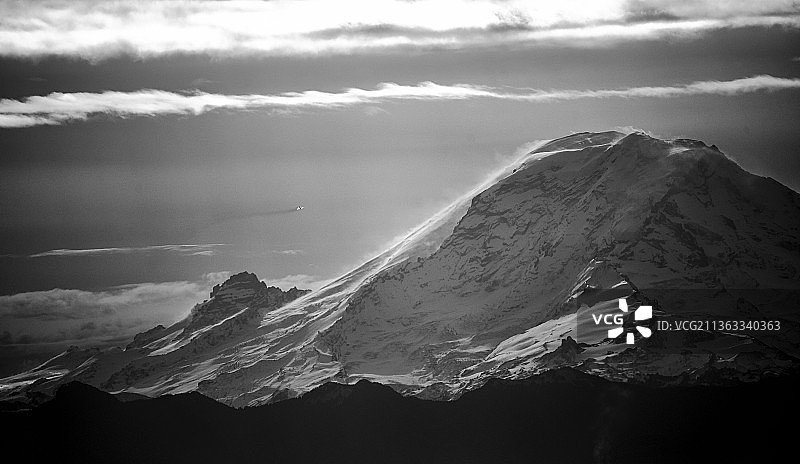 雪山映衬天空的风景图片素材