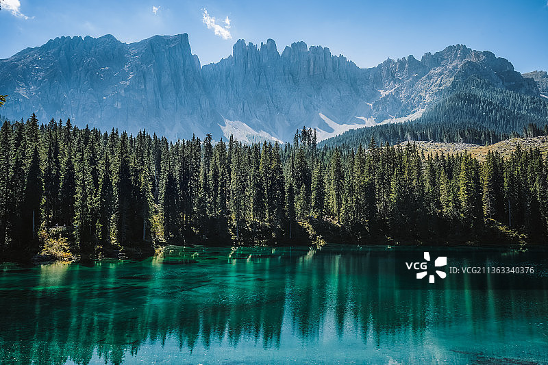 碧绿的冰碛湖壮丽山景图片素材