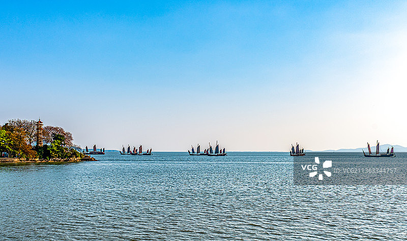 江苏无锡太湖鼋头渚风景区水面上的战船图片素材