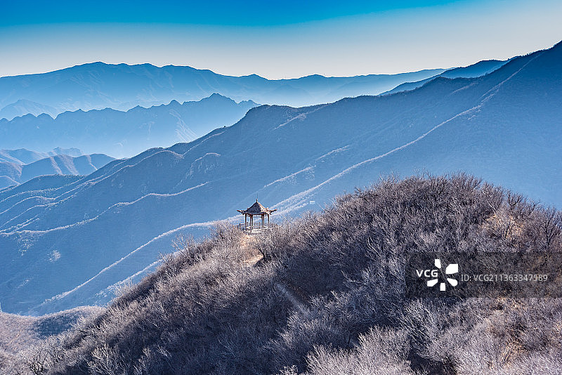 从神泉峡山顶观景亭远眺北京门头沟九龙山远山层峦图片素材