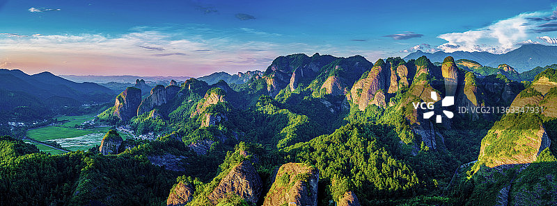 夕阳映照"八角寨"图片素材