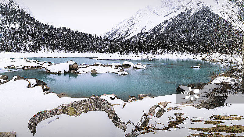西藏昌都市八宿县然乌湖风光图片素材