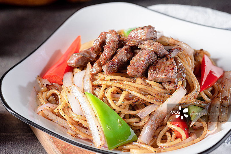 丰盛美味的黑椒牛柳意面图片素材