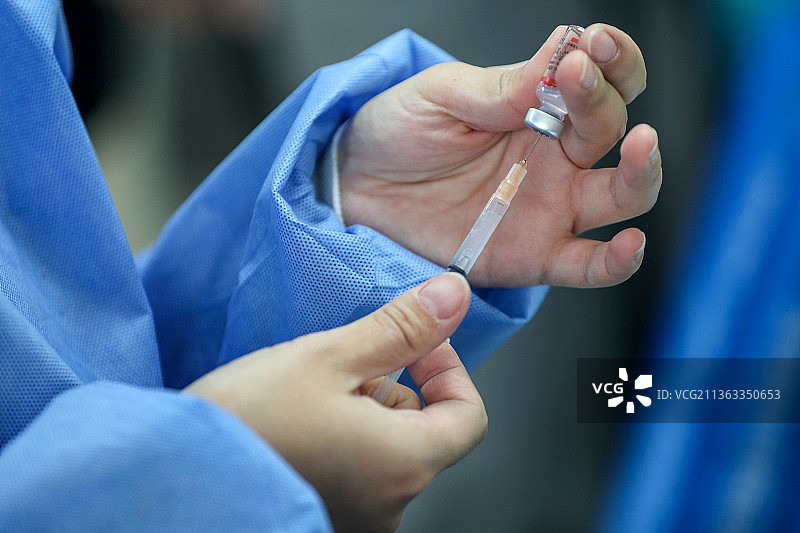 新冠疫苗接种，一名医生正在进行疫苗接种准备图片素材