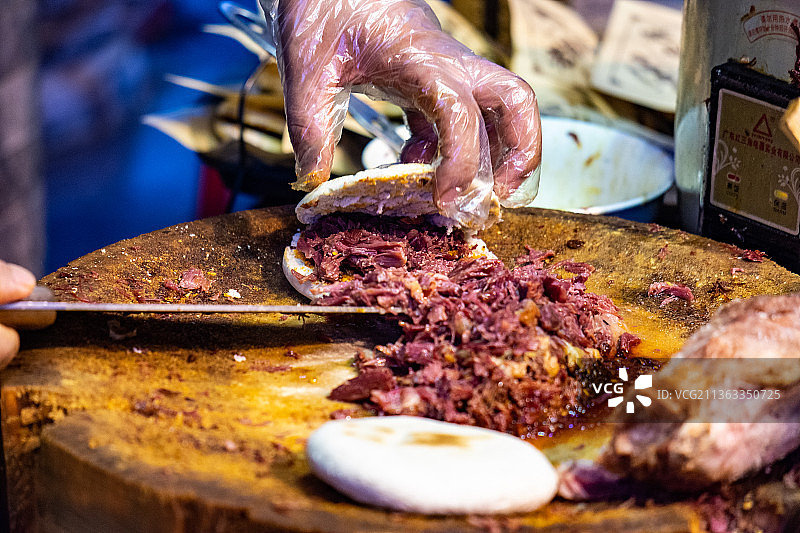 西安回民街特色小吃腊汁肉夹馍图片素材