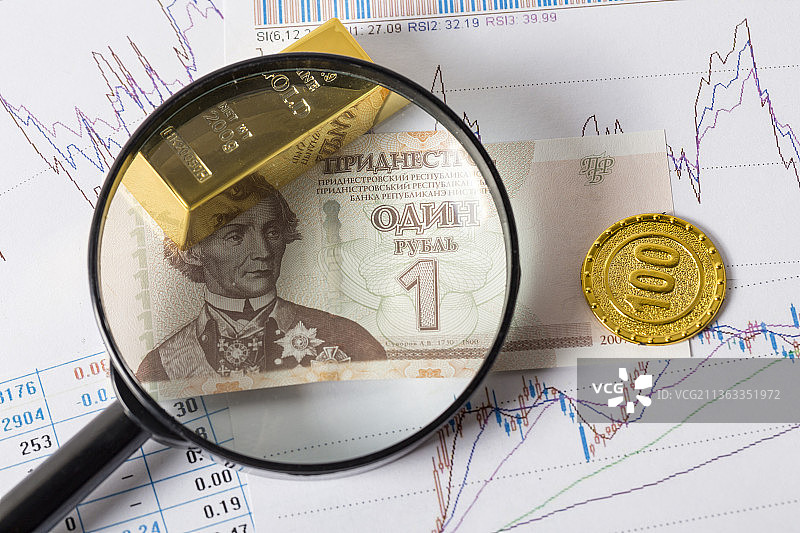 金币黄金与经济数据分析图背景的外国货币特写图片素材