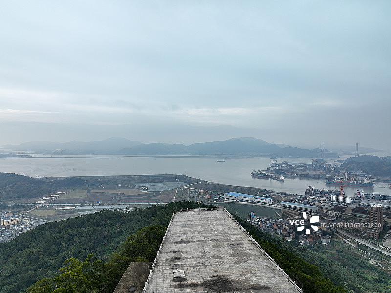 山顶上，面对大海，石板铺面无人平台图片素材