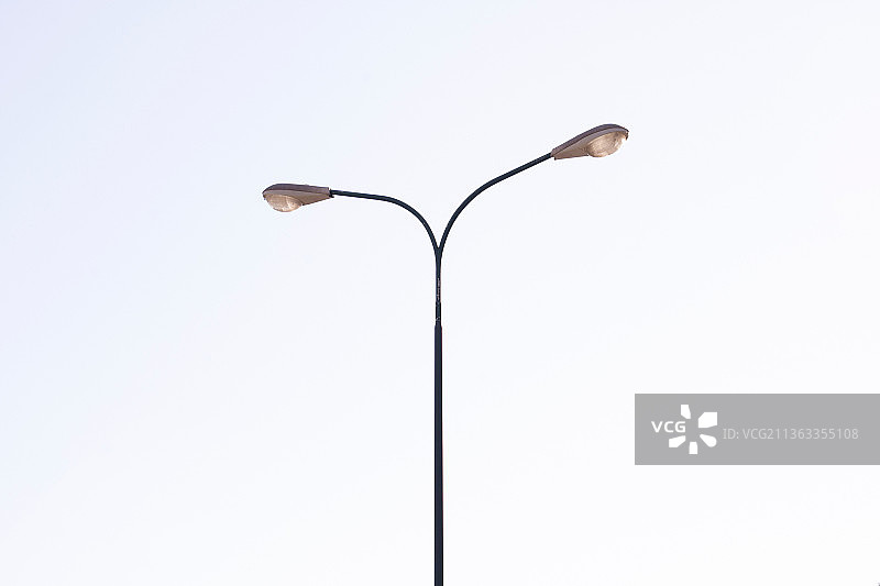 晴空下路灯仰视图图片素材