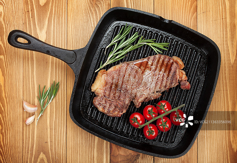 平底锅中配有迷迭香和圣女果的西冷牛排图片素材