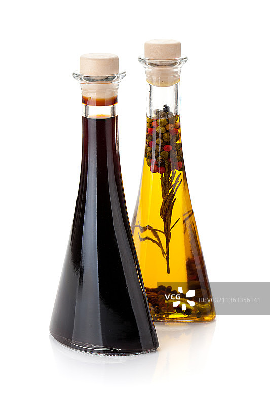橄榄油和醋瓶，白色背景下的瓶装油特写图片素材