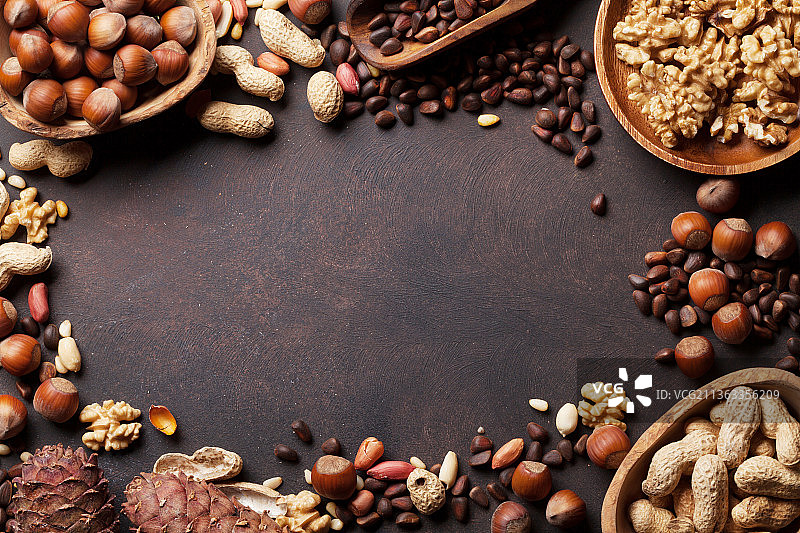 石桌上的各种坚果，高角度拍摄图片素材