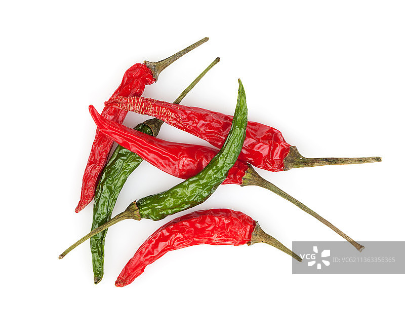 白色背景上的红绿色辣椒特写图片素材