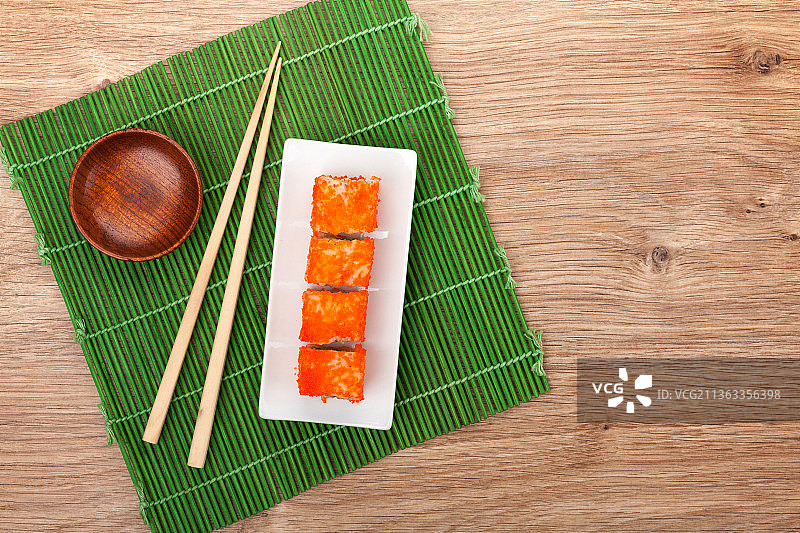 鱼籽寿司卷，餐桌上的寿司（高角度拍摄）图片素材