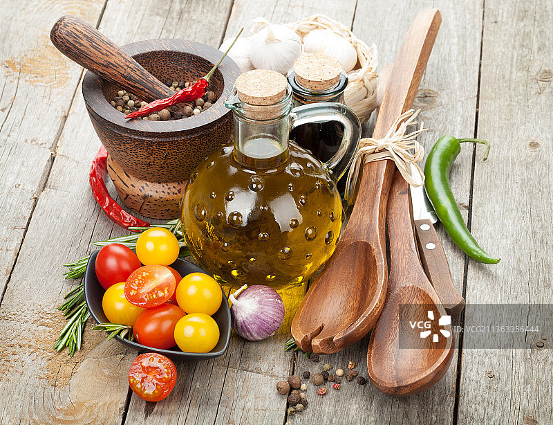 香草、香料和调味料，餐桌上的食物高角度视图图片素材