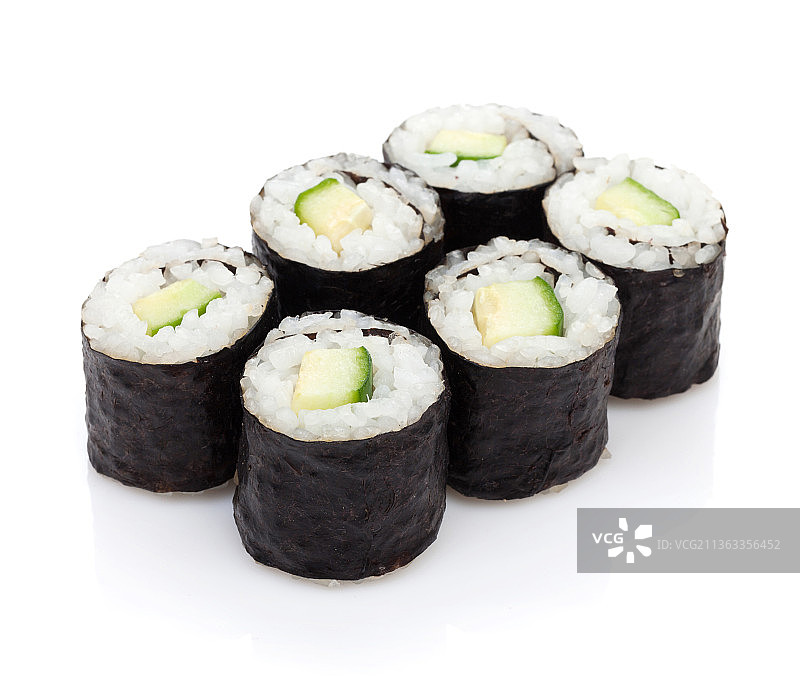 黄瓜寿司卷，白色背景寿司高角度视图图片素材