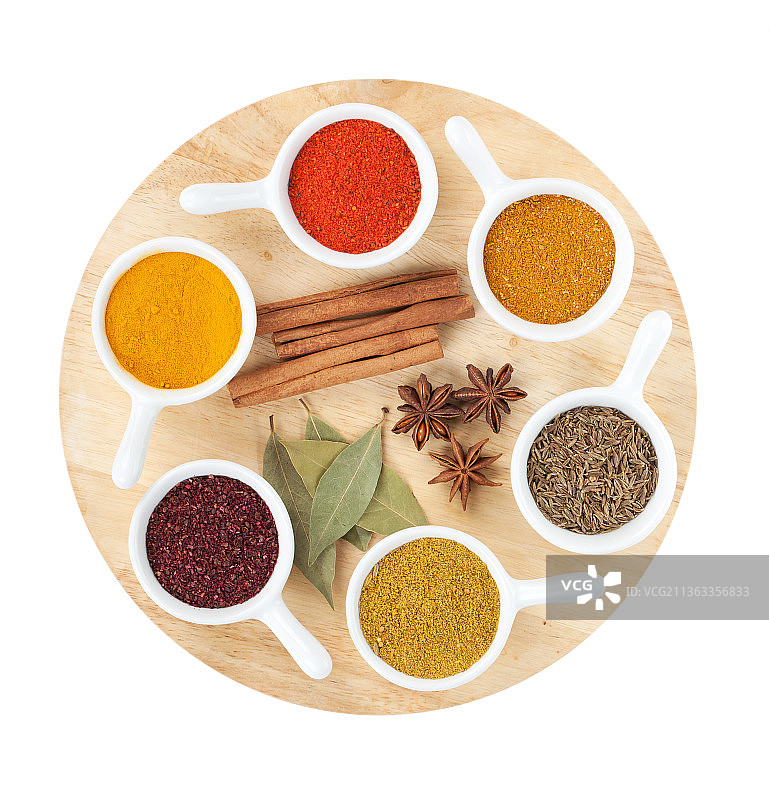 精选多种香料，白色背景下勺子里的各色香料特写图片素材