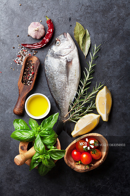 新鲜鱼肉烹饪食材，餐桌食材特写图片素材