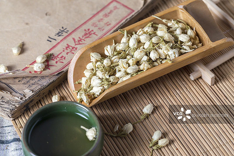 中国古典风格的茉莉花健康花茶与茶杯特写图片素材