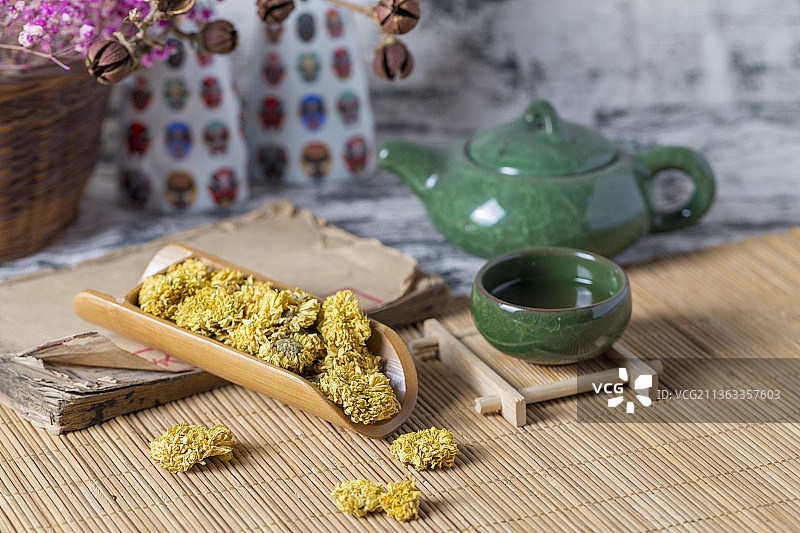 中国古典风格的菊花健康花茶与茶杯特写图片素材