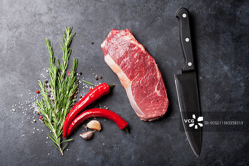 未烹饪的西冷牛排，餐桌上的肉类和蔬菜高角度视图图片素材