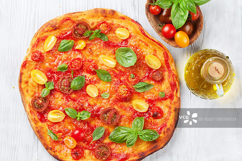 西红柿、莫扎里拉奶酪和罗勒披萨俯视图图片素材
