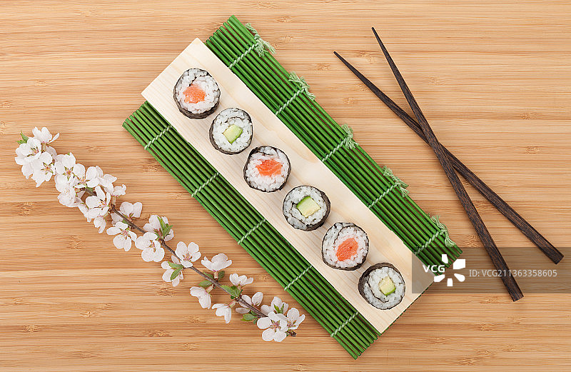 新鲜樱花枝寿司拼盘图片素材