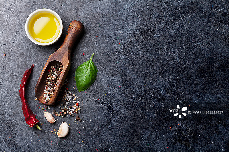 桌子上食材的香草和香料俯视图图片素材