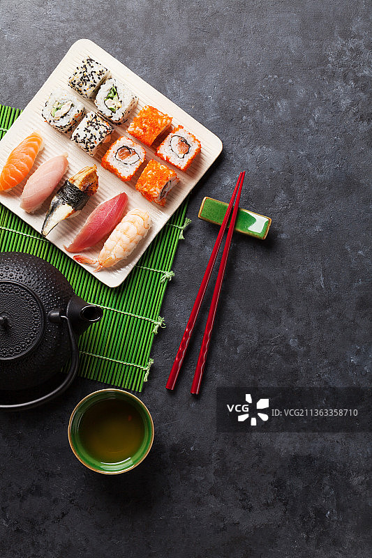 寿司、寿司卷和绿茶套餐，餐桌上的寿司高角度视图图片素材