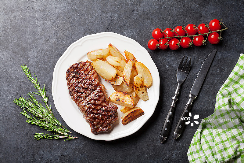 烤西冷牛排和烤土豆图片素材