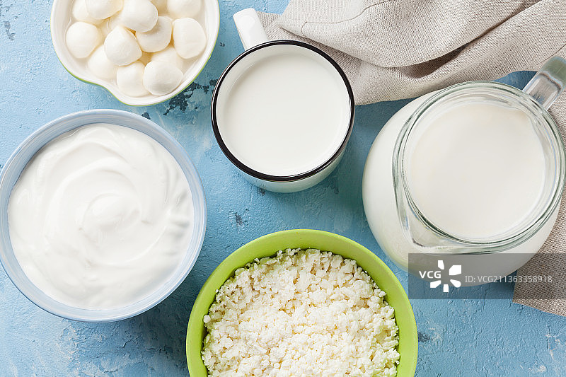 乳制品，桌子上乳制品的高角度视图图片素材