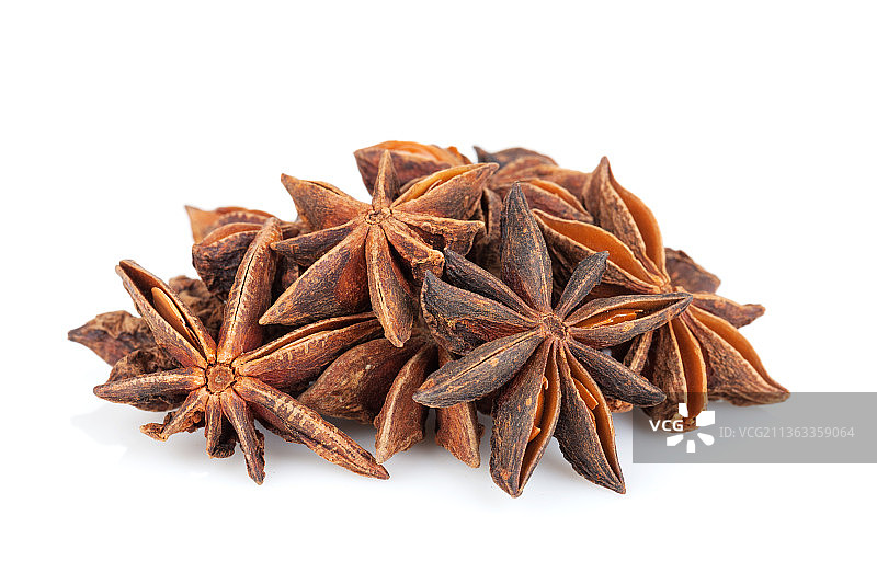 白色背景上的八角茴香特写图片素材