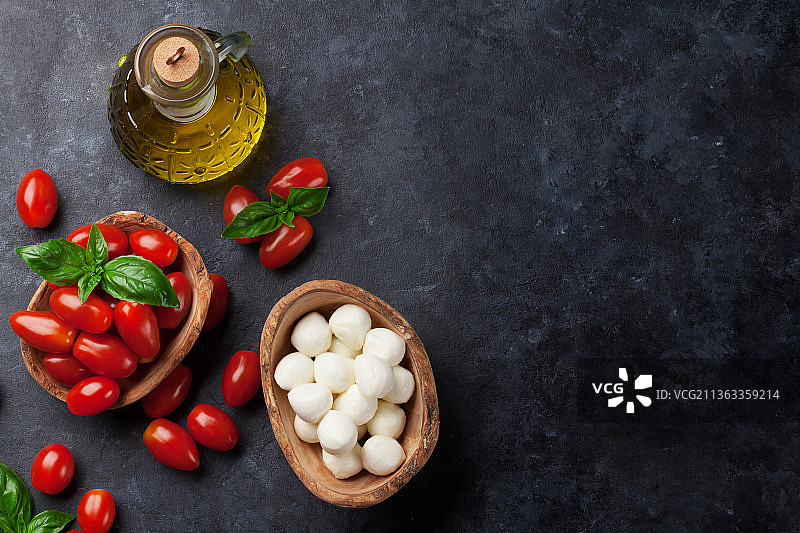 马苏里拉奶酪、番茄和罗勒，餐桌上碗中食物的俯视图图片素材