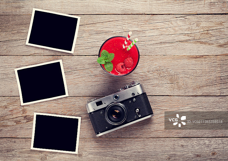 复古相机、照片和覆盆子冰沙图片素材