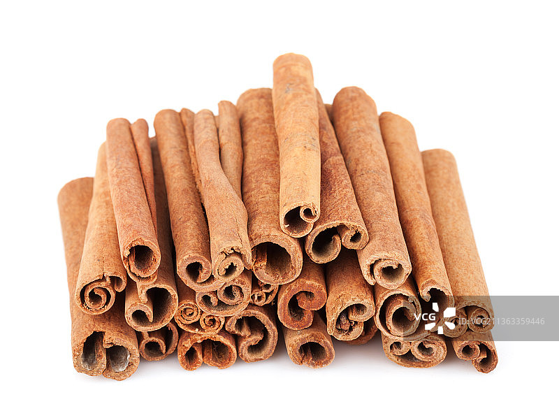 白色背景下的肉桂棒特写图片素材