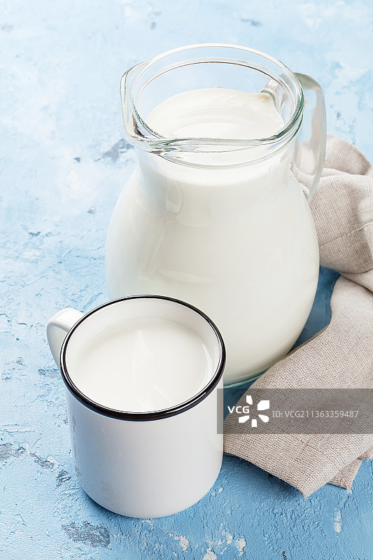 牛奶壶和杯子：俯视桌上的玻璃杯牛奶图片素材
