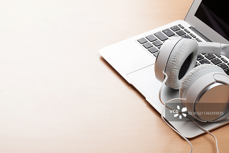 耳机和笔记本电脑俯视图图片素材
