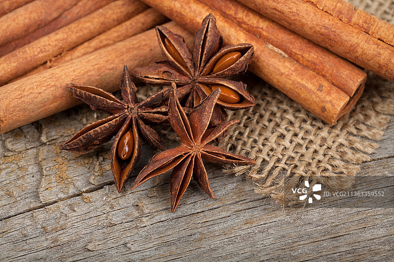 肉桂和茴芹，桌上的香料特写图片素材