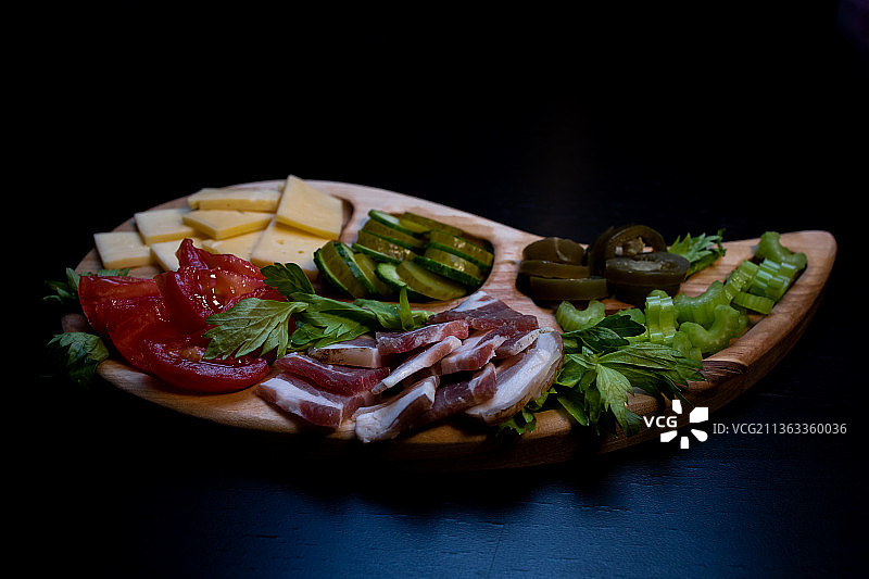 黑色背景下的餐盘食物特写，俄罗斯图片素材