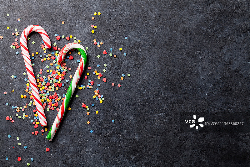 桌子上糖果手杖的高角度视图图片素材